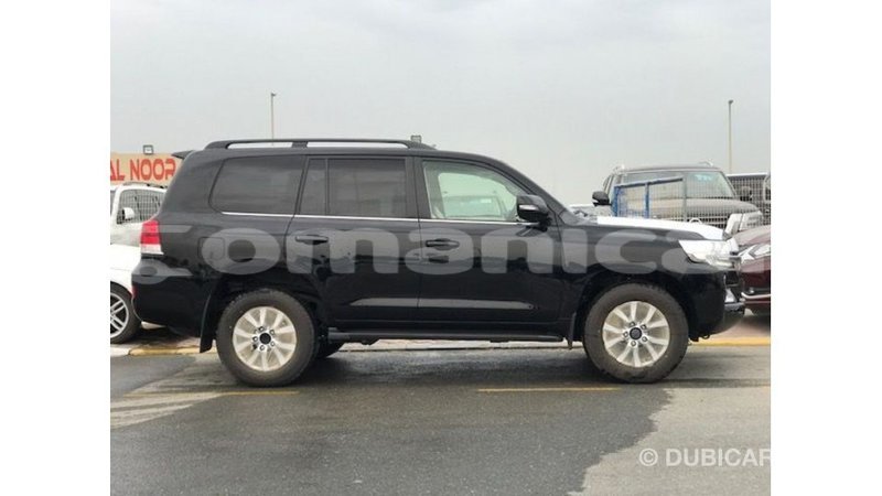 Big with watermark toyota land cruiser dhufar import dubai 3690