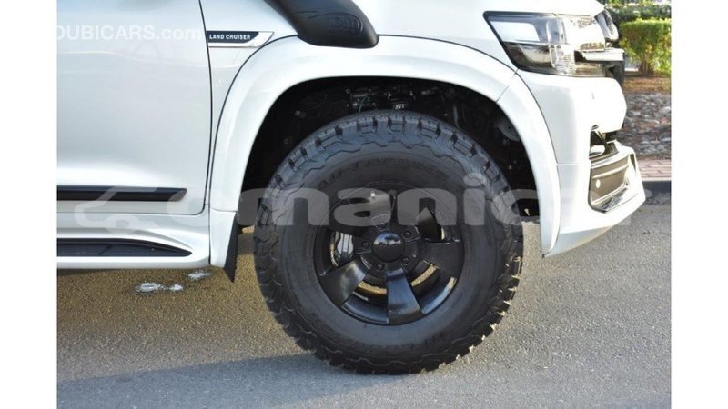 Big with watermark toyota land cruiser dhufar import dubai 3701
