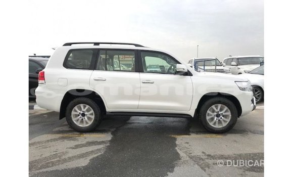Buy Import Toyota Land Cruiser White Car in Import - Dubai in Dhufar Buy Import Toyota Land Cruiser White Car in Import - Dubai in Dhufar