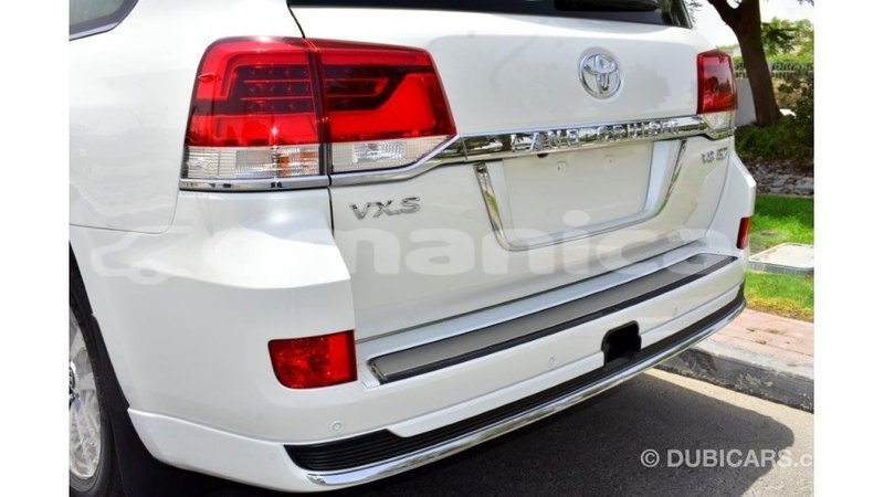 Big with watermark toyota land cruiser dhufar import dubai 3744