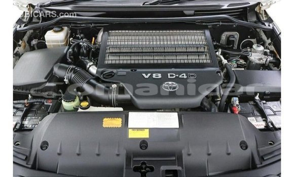 Buy Import Toyota Land Cruiser White Car in Import - Dubai in Dhufar Buy Import Toyota Land Cruiser White Car in Import - Dubai in Dhufar