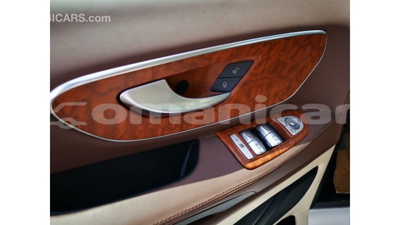 Big with watermark mercedes benz vito dhufar import dubai 3773