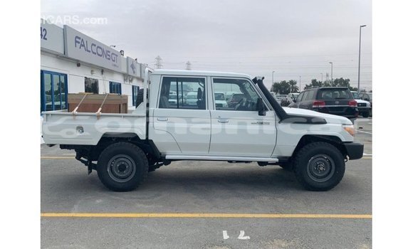 Buy Import Toyota Land Cruiser White Car in Import - Dubai in Dhufar Buy Import Toyota Land Cruiser White Car in Import - Dubai in Dhufar