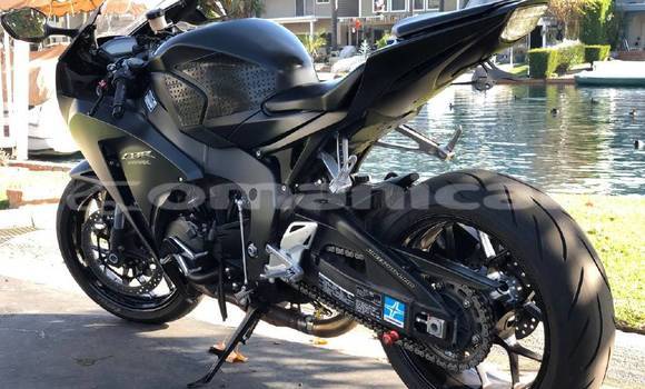 Buy Used Honda CBR 1000 RR Black Bike in Azaiba in Masqat Buy Used Honda CBR 1000 RR Black Bike in Azaiba in Masqat