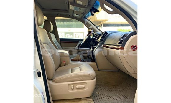 Buy Import Toyota Land Cruiser White Car in Import - Dubai in Dhufar Buy Import Toyota Land Cruiser White Car in Import - Dubai in Dhufar