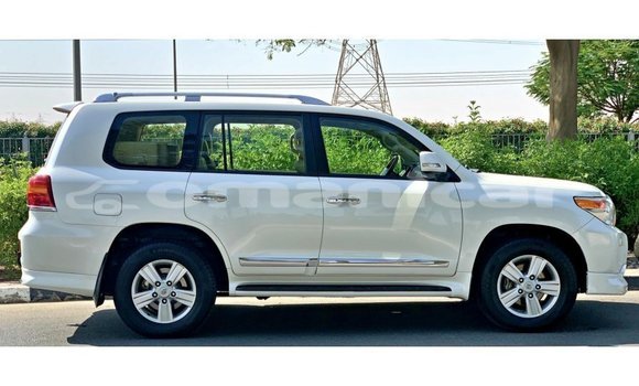 Buy Import Toyota Land Cruiser White Car in Import - Dubai in Dhufar Buy Import Toyota Land Cruiser White Car in Import - Dubai in Dhufar