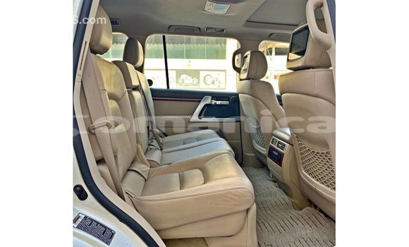 Buy Import Toyota Land Cruiser White Car in Import - Dubai in Dhufar Buy Import Toyota Land Cruiser White Car in Import - Dubai in Dhufar