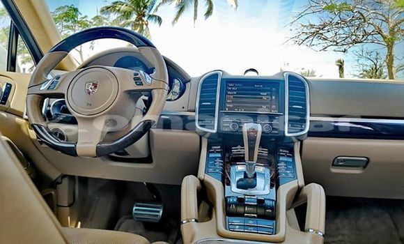 Buy Used Porsche Cayenne White Car in Muscat in Masqat Buy Used Porsche Cayenne White Car in Muscat in Masqat