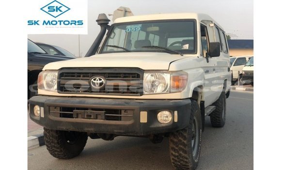 Buy Import Toyota Land Cruiser White Car in Import - Dubai in Dhufar