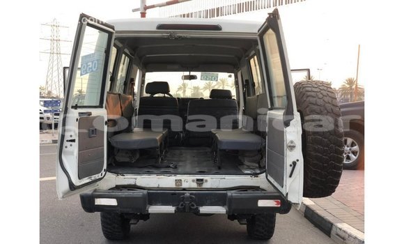Buy Import Toyota Land Cruiser White Car in Import - Dubai in Dhufar Buy Import Toyota Land Cruiser White Car in Import - Dubai in Dhufar