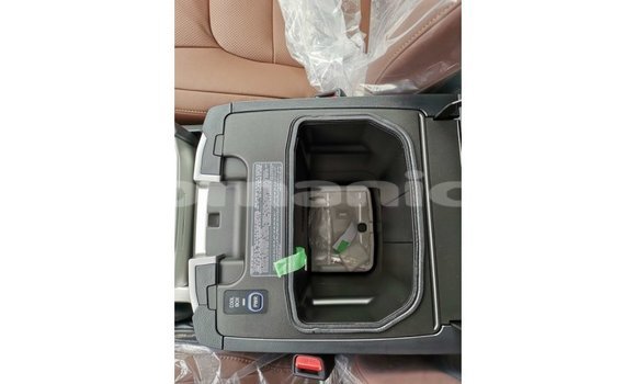 Buy Import Toyota Land Cruiser White Car in Import - Dubai in Dhufar Buy Import Toyota Land Cruiser White Car in Import - Dubai in Dhufar