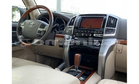 Buy Import Toyota Land Cruiser White Car in Import - Dubai in Dhufar Buy Import Toyota Land Cruiser White Car in Import - Dubai in Dhufar