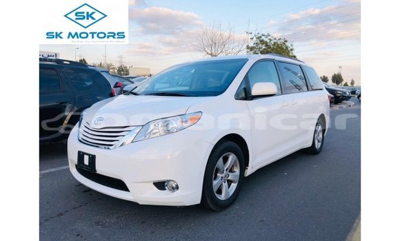 Buy Import Toyota Sienna White Car in Import - Dubai in Dhufar