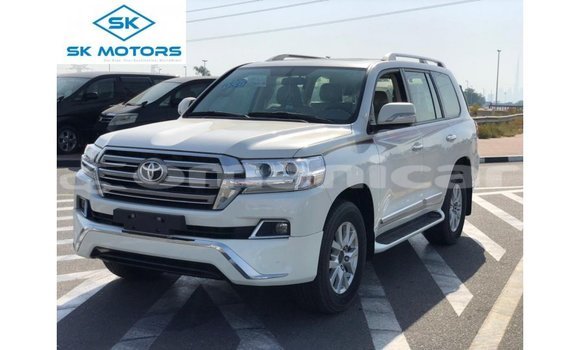 Buy Import Toyota Land Cruiser White Car in Import - Dubai in Dhufar