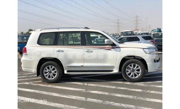 Buy Import Toyota Land Cruiser White Car in Import - Dubai in Dhufar Buy Import Toyota Land Cruiser White Car in Import - Dubai in Dhufar