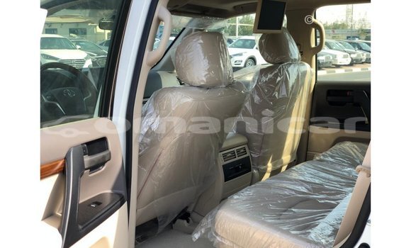 Buy Import Toyota Land Cruiser White Car in Import - Dubai in Dhufar Buy Import Toyota Land Cruiser White Car in Import - Dubai in Dhufar