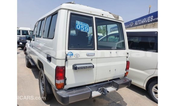 Buy Import Toyota Land Cruiser White Car in Import - Dubai in Dhufar Buy Import Toyota Land Cruiser White Car in Import - Dubai in Dhufar