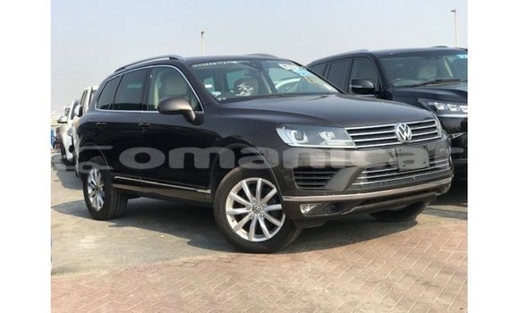Buy Import Volkswagen Touareg Brown Car in Import - Dubai in Dhufar
