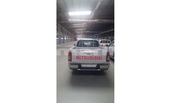 Buy Import Mitsubishi L200 White Car in Import - Dubai in Dhufar Buy Import Mitsubishi L200 White Car in Import - Dubai in Dhufar