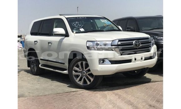 Buy Import Toyota Land Cruiser White Car in Import - Dubai in Dhufar