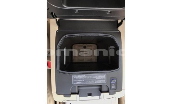 Buy Import Toyota Land Cruiser White Car in Import - Dubai in Dhufar Buy Import Toyota Land Cruiser White Car in Import - Dubai in Dhufar