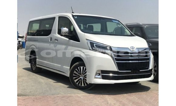 Buy Import Toyota Granvia White Car in Import - Dubai in Dhufar