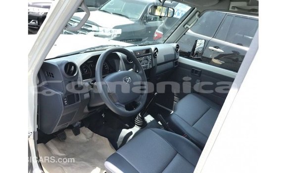 Buy Import Toyota Land Cruiser White Car in Import - Dubai in Dhufar Buy Import Toyota Land Cruiser White Car in Import - Dubai in Dhufar