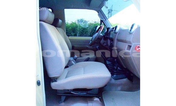 Buy Import Toyota Land Cruiser Beige Car in Import - Dubai in Dhufar Buy Import Toyota Land Cruiser Beige Car in Import - Dubai in Dhufar