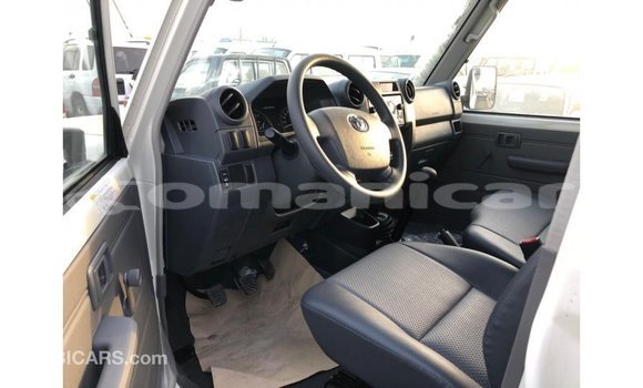 Buy Import Toyota Land Cruiser White Car in Import - Dubai in Dhufar Buy Import Toyota Land Cruiser White Car in Import - Dubai in Dhufar