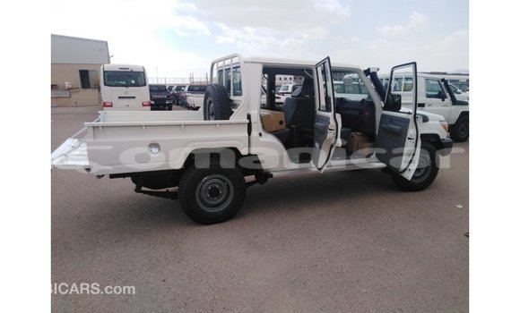 Buy Import Toyota Land Cruiser White Car in Import - Dubai in Dhufar Buy Import Toyota Land Cruiser White Car in Import - Dubai in Dhufar