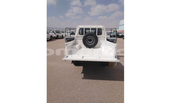 Buy Import Toyota Land Cruiser White Car in Import - Dubai in Dhufar Buy Import Toyota Land Cruiser White Car in Import - Dubai in Dhufar