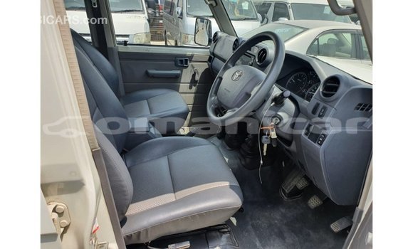 Buy Import Toyota Land Cruiser White Car in Import - Dubai in Dhufar Buy Import Toyota Land Cruiser White Car in Import - Dubai in Dhufar