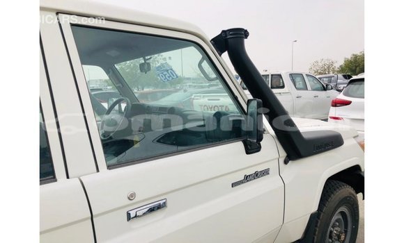 Buy Import Toyota Land Cruiser White Car in Import - Dubai in Dhufar Buy Import Toyota Land Cruiser White Car in Import - Dubai in Dhufar
