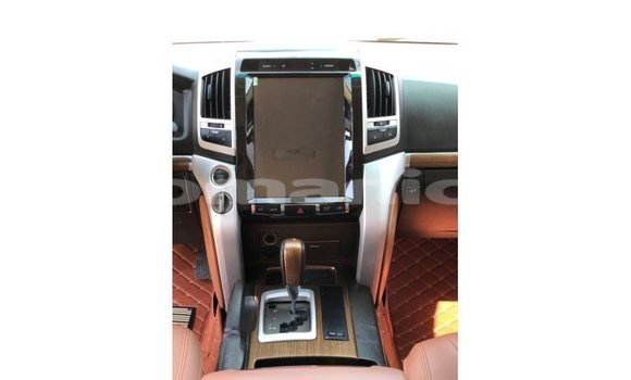 Buy Import Toyota Land Cruiser White Car in Import - Dubai in Dhufar Buy Import Toyota Land Cruiser White Car in Import - Dubai in Dhufar