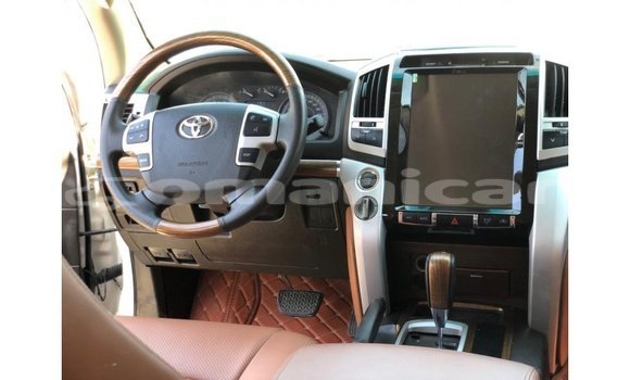 Buy Import Toyota Land Cruiser White Car in Import - Dubai in Dhufar Buy Import Toyota Land Cruiser White Car in Import - Dubai in Dhufar
