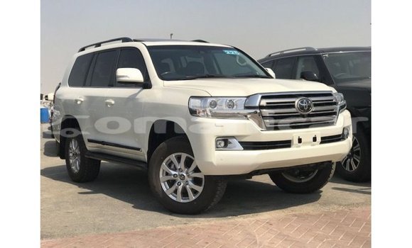 Buy Import Toyota Land Cruiser White Car in Import - Dubai in Dhufar