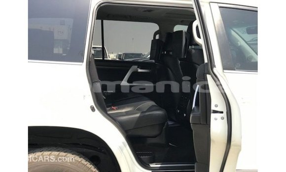 Buy Import Toyota Land Cruiser White Car in Import - Dubai in Dhufar Buy Import Toyota Land Cruiser White Car in Import - Dubai in Dhufar