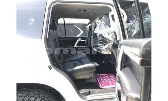 Buy Import Toyota Land Cruiser White Car in Import - Dubai in Dhufar Buy Import Toyota Land Cruiser White Car in Import - Dubai in Dhufar