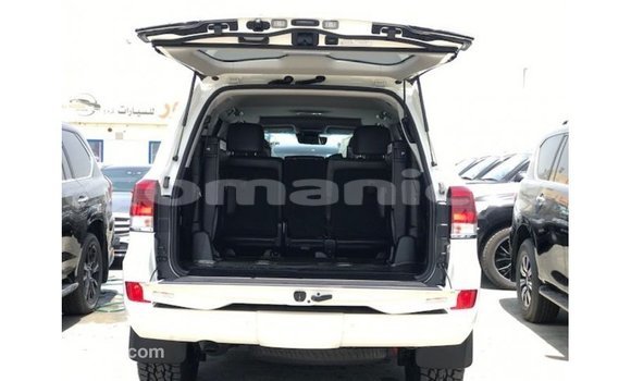 Buy Import Toyota Land Cruiser White Car in Import - Dubai in Dhufar Buy Import Toyota Land Cruiser White Car in Import - Dubai in Dhufar