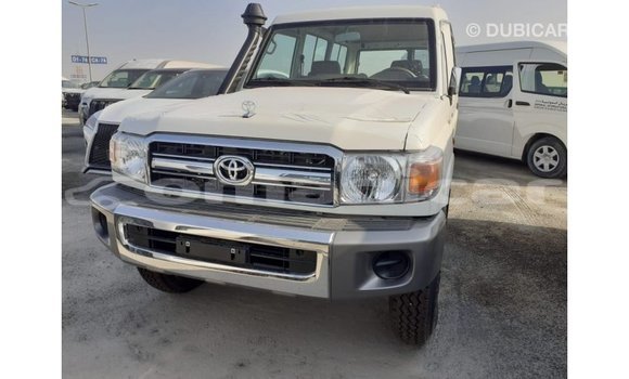 Buy Import Toyota Land Cruiser White Car in Import - Dubai in Dhufar Buy Import Toyota Land Cruiser White Car in Import - Dubai in Dhufar