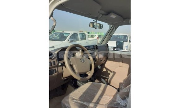 Buy Import Toyota Land Cruiser White Car in Import - Dubai in Dhufar Buy Import Toyota Land Cruiser White Car in Import - Dubai in Dhufar