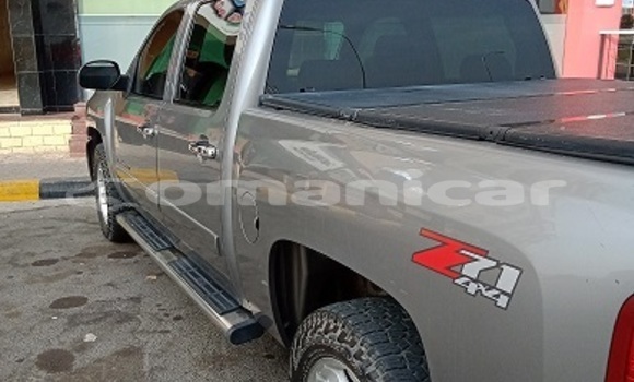 Buy Used Chevrolet Silverado Silver Car in Suhar in al-Batinah Buy Used Chevrolet Silverado Silver Car in Suhar in al-Batinah