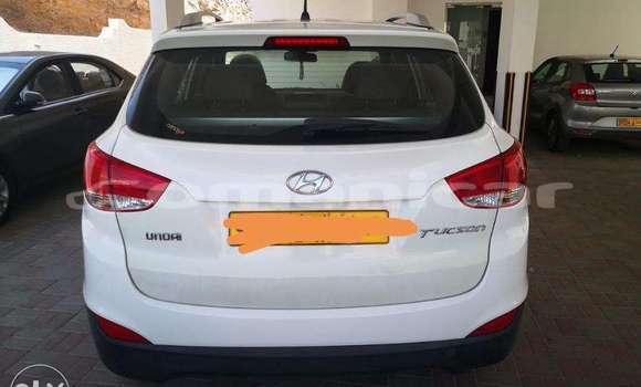 Buy Used Hyundai Tucson White Car in Ruwi in Masqat Buy Used Hyundai Tucson White Car in Ruwi in Masqat