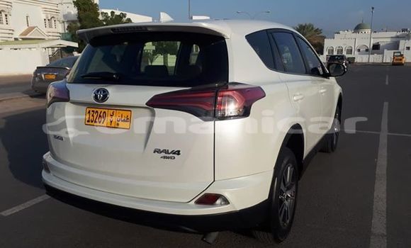 Buy Used Toyota RAV4 White Car in Muscat in Masqat Buy Used Toyota RAV4 White Car in Muscat in Masqat