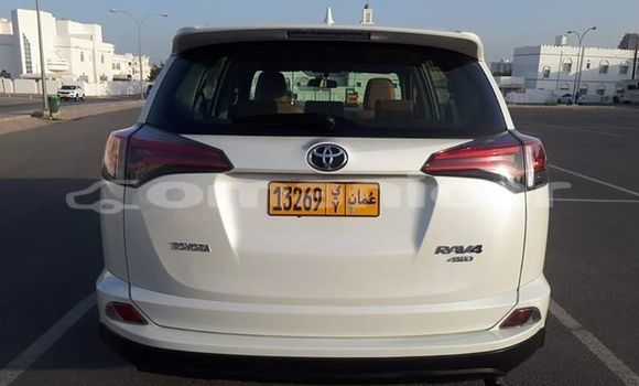 Buy Used Toyota RAV4 White Car in Muscat in Masqat Buy Used Toyota RAV4 White Car in Muscat in Masqat