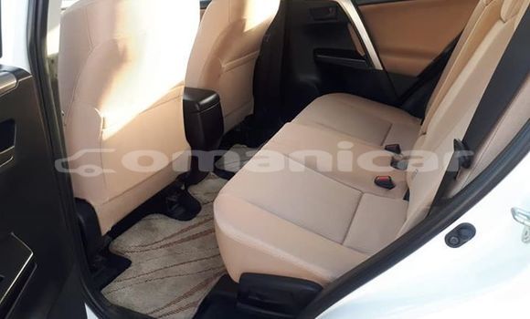 Buy Used Toyota RAV4 White Car in Muscat in Masqat Buy Used Toyota RAV4 White Car in Muscat in Masqat