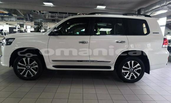 Buy Used Toyota Land Cruiser White Car in Al khuwair in al-Batinah Buy Used Toyota Land Cruiser White Car in Al khuwair in al-Batinah