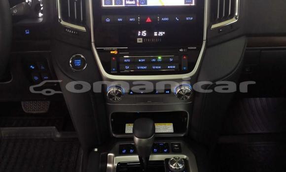 Buy Used Toyota Land Cruiser White Car in Al khuwair in al-Batinah Buy Used Toyota Land Cruiser White Car in Al khuwair in al-Batinah