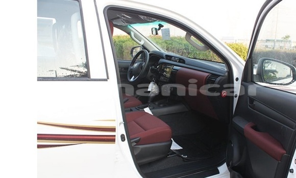 Buy Used Toyota Hilux White Car in Muscat in Masqat Buy Used Toyota Hilux White Car in Muscat in Masqat