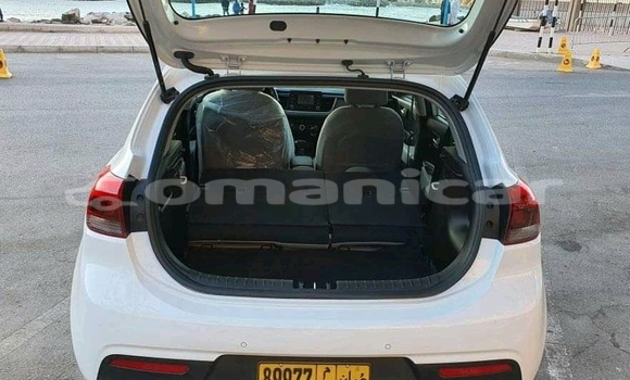 Buy Used Kia Rio White Car in Azaiba in Masqat Buy Used Kia Rio White Car in Azaiba in Masqat